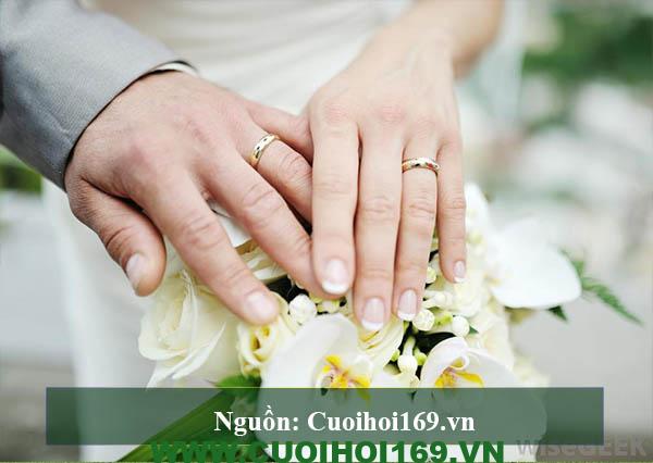 đeo nhẫn cưới tay nào