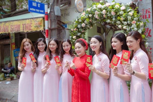 Bê tráp đỡ tráp ăn hỏi giá siêu rẽ tại Hà nội